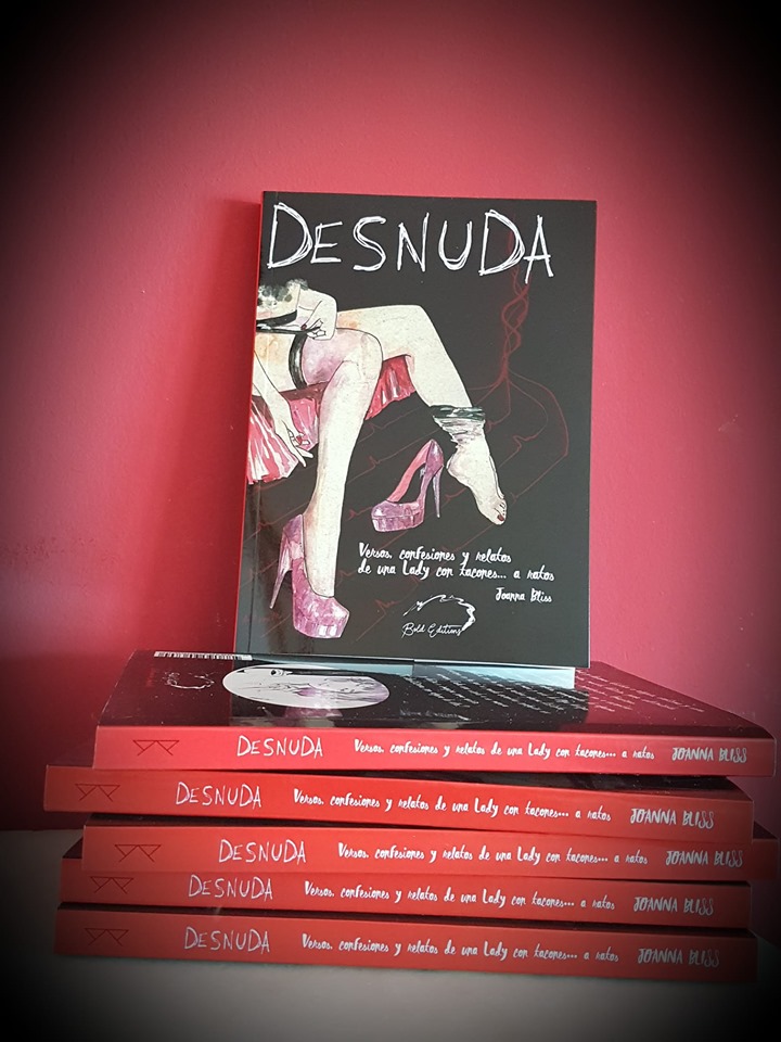 Portada del libro titulado 'Desnuda' de Alexandra Fusté sobre una mesa de madera, representando vulnerabilidad y honestidad en su obra literaria.