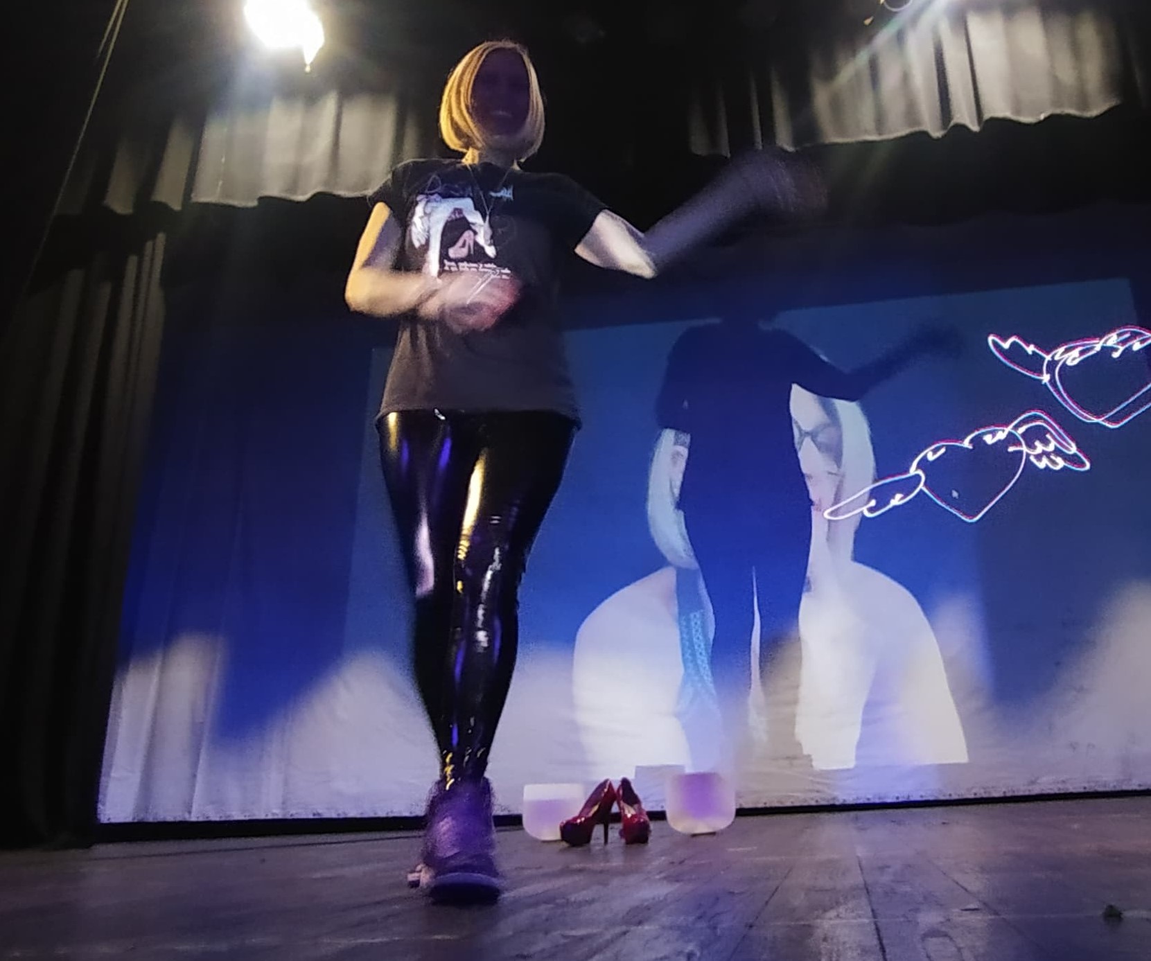 Bailarina de ballet en el escenario de un teatro bajo la luz de los focos, representando la disciplina, el arte y la expresión corporal del Universo GDZ.