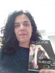 Fotografía de Laila con libro, colaboradora e inspiración para los relatos de la obra.