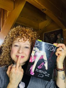 Aurora con el libro Desnuda